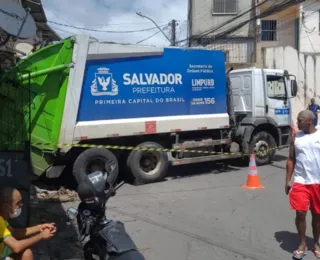 Caminho de coleta de lixo que invadiu casa é retirado do imóvel