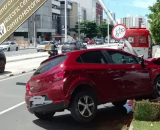Carro desgovernado derruba placa de sinalização no Itaigara