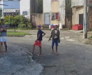 Carro do Google Maps flagra homens armados em Valéria