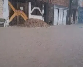 Carro é arrastado para córrego durante forte chuva em Feira de Santana