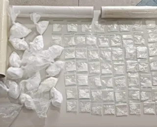 Carro é encontrado com arma e 102 porções de cocaína