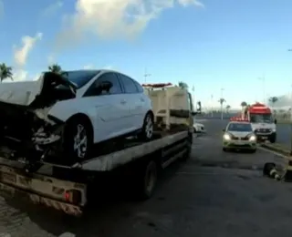 Carro invade posto de combustíveis e deixa 5 feridos em Salvador