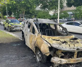 Vídeo: carro pega fogo em via de trânsito de Salvador