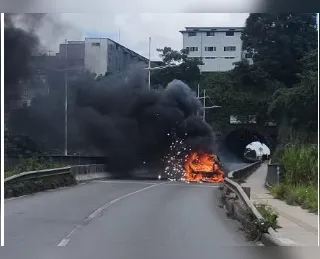 Carro pega fogo na ligação Lobato-Pirajá; assista