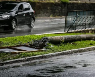 Carro roda na pista e bate em poste no Vale do Canela