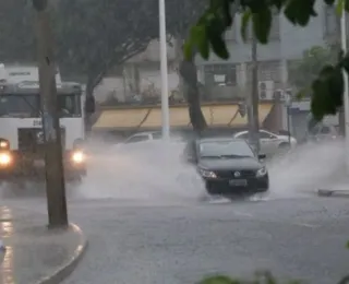 Chuva atinge bairros e trânsito já está complicado em Salvador