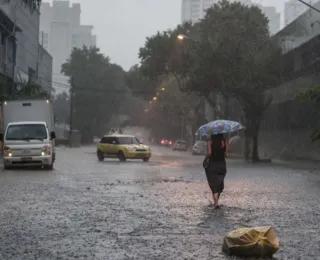 Chuva causa alagamentos e deixa uma pessoa desaparecida em São Paulo