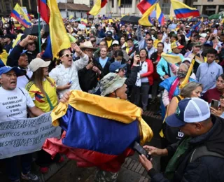 Colombianos protestam contra reformas do presidente Gustavo Petro