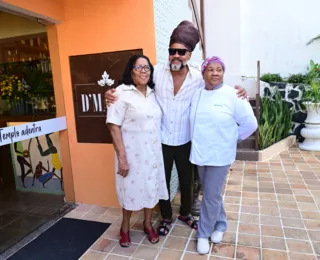 Com artistas, mãe de Carlinhos Brown inaugura restaurante no Candeal