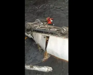 Corpo de motorista é resgatado após carreta tombar e cair em rio