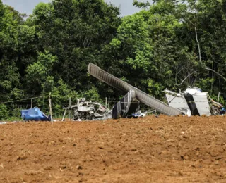 Corpo do piloto que morreu em acidente aéreo é retirado do avião