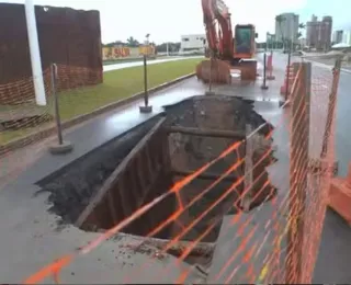 Cratera em pista causa transtorno na Av. Octávio Mangabeira