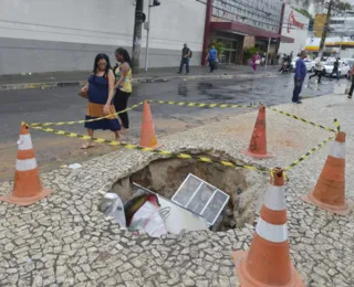 Cratera se abre em calçada na Barra e deixa pedestres feridos