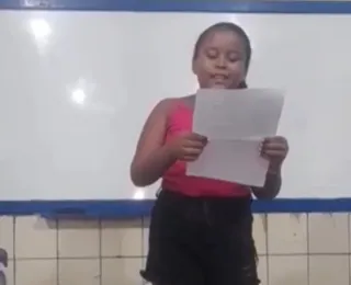 Criança lê carta em sala de aula após ser vítima de bullying; vídeo
