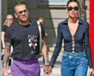 Daniel Alves e Joana Sanz são vistos de mãos dadas em Barcelona