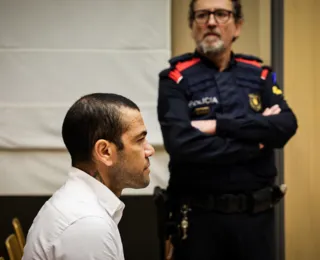 Daniel Alves nega suposta entrevista a jornal catalão; veja