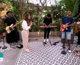 Davi toca guitarra ao lado de Sarah Beatriz em programa de TV