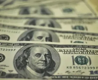 Dólar fecha em R$ 5,27 com tensões no Brasil e no exterior