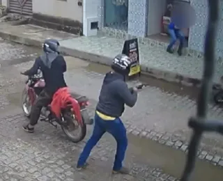 Dupla tenta executar homem em frente a mercado; veja vídeo