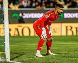 Durante invasão de campo, goleiro brasileiro é agredido