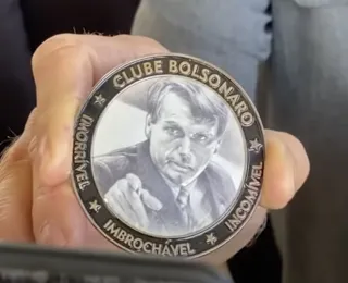 Eduardo Bolsonaro entrega medalha de “imbrochável” ao premiê húngaro