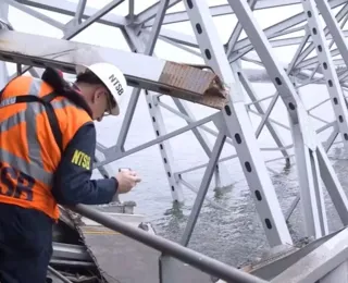 Equipes começam a remover entulhos da ponte que desabou nos EUA