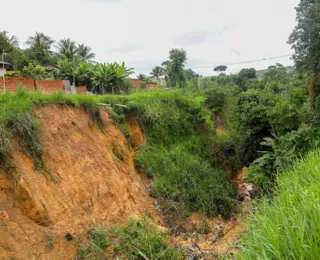 Erosão em buraco faz 38 casas serem interditadas em Candeias