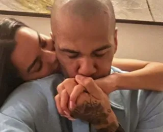 Esposa de Daniel Alves publica foto de mãos dadas com ex-jogador