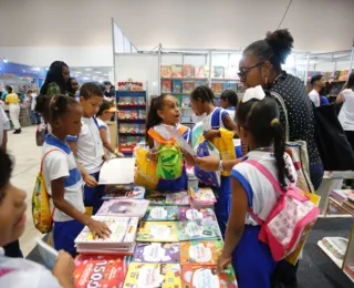 Estudantes do ensino fundamental marcam presença na Bienal do Livro