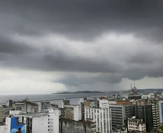 Expectativa de dia chuvoso e vias alagadas em Salvador