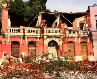 Fachada de casarão desaba em Ilhéus