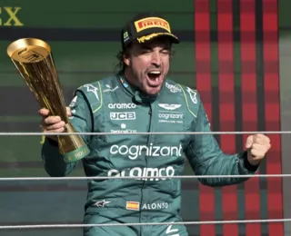 Fernando Alonso renova com Aston Martin até 2026