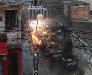 Fiação de poste pega fogo e chamas atingem casa no Arraial do Retiro