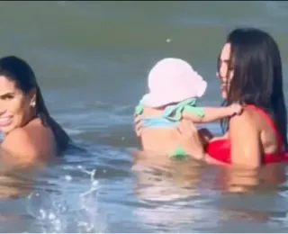 Filha de Neymar e Biancardi toma primeiro banho de mar na Bahia