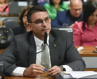 Flávio Bolsonaro se posiciona contra impeachment de Moraes do STF