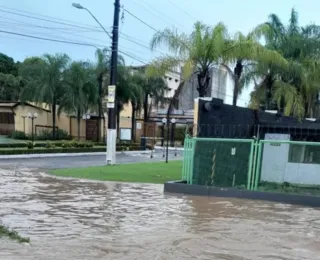 Fortes chuvas alagam ruas de Lauro de Freitas e atrapalham população