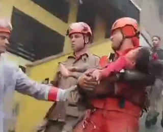 Garota de 4 anos é resgatada viva após 15 horas soterrada no RJ; vídeo