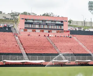 Grãos de milho são jogados em frente ao Barradão antes do Ba-Vi; vídeo