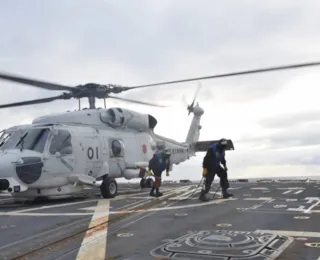 Helicópteros da Marinha do Japão caem após possível colisão no ar