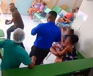 Homem armado com espada tenta agredir segurança na Bahia; assista