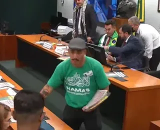 Homem com camisa do Hamas distribui panfletos em sessão na Câmara