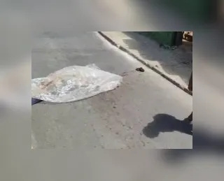Homem é executado e corpo deixado no meio da rua em Salvador