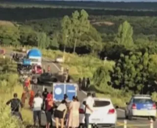 Homens morrem após veículo capotar em estrada da Bahia