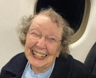 Idosa de 101 anos é confundida com bebê por sistema de companhia aérea