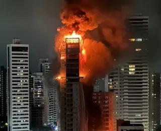 Incêndio de grandes proporções atinge prédio em Recife