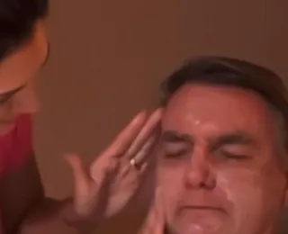 Jair Bolsonaro posa como modelo e testa produtos de beleza