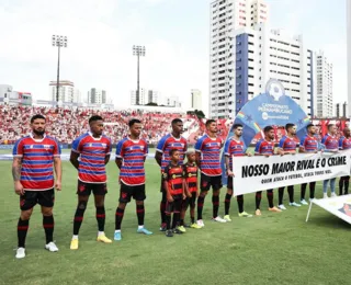Jogadores do Sport usam camisa do Fortaleza antes de encarar o Náutico