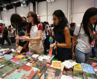 Leitores mostram livros escolhidos na Bienal para levar para casa