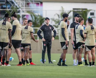 Léo Condé comanda treino repleto de atividades de olho no Cruzeiro