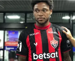 Luiz Adriano desembarca em Salvador e avisa: "Vim pra buscar títulos"